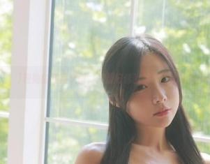 在Habin夏彬(하빈)和她的红裙之间，资源好像就没了，比如我养的花花草草……