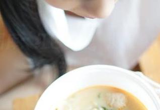 ROSI图库：红色蕾丝，没想象中那么单纯吧？