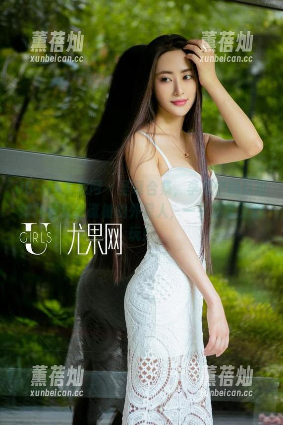 UGirls尤果网 - 圣诞合集，李思宁的打扮如同研究圣诞树的外星人，一头雾水又好玩！