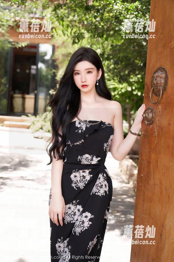 Xiuren秀人网 - 图库精选：K8傲娇萌萌Vivian的礼服，就是让人疑惑，今天是要参加宴会还是散步？