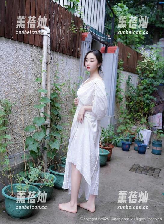 Xiuren秀人网-星星baby Xiuren秀人网 - 天台的微光,这样私拍星星baby有点俏皮