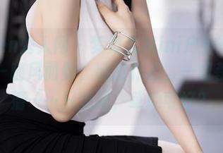 Xiuren秀人网 – 梦灵儿Mini户外写真更新——随风而舞，随意作态，一切都说不清……只想问，草地可好？