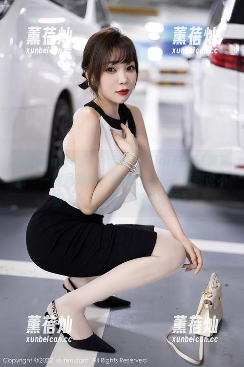 Xiuren秀人网 - 梦灵儿Mini户外写真更新——随风而舞，随意作态，一切都说不清……只想问，草地可好？