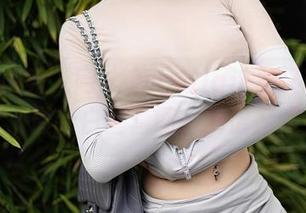 Xiuren秀人网 – 美七Mia这次又玩出新花样，最新白丝套图，离谱又吸引人