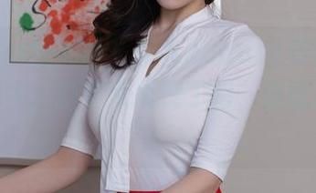 Xiuren秀人网 – 菲儿beauty和她的无圣光奶牛：这也太负责了吧，画面感满分！
