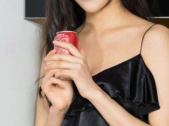 克拉女神 – 高子琁的白裙：高清版，试图用褶皱打败重力！