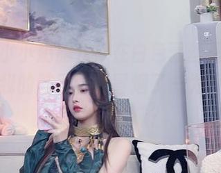 看到“小小奶瓶儿”在白色蕾丝里的那张图片，我的脑子都要冒烟了—为什么我没有这个品味？