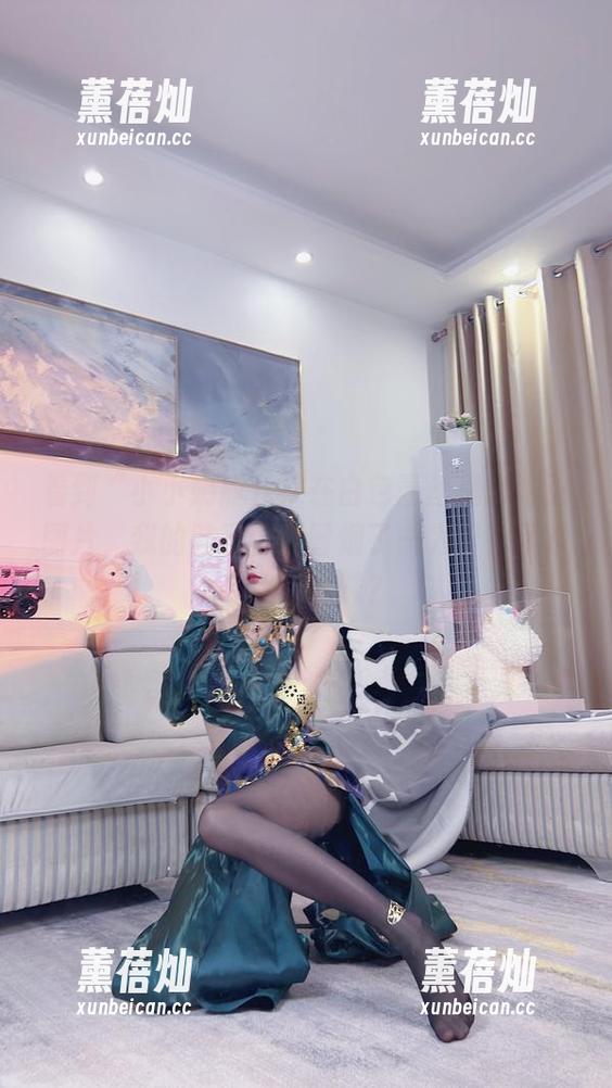 小小奶瓶儿 看到“小小奶瓶儿”在白色蕾丝里的那张图片,我的脑子都要冒烟了—为什么我没有这个品味?