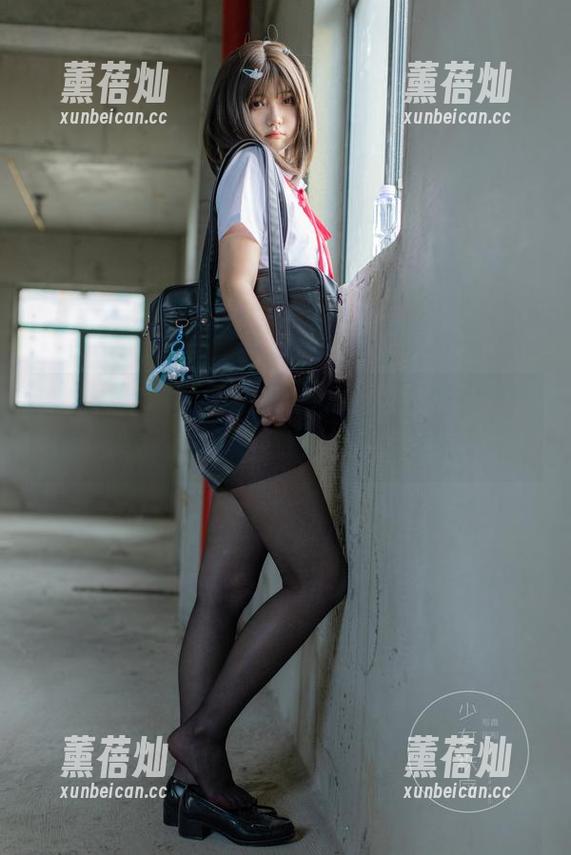 少女秩序 - 小鱼在线：穿上粉色肚兜，虔诚拜倒在旧时光下的写真图集