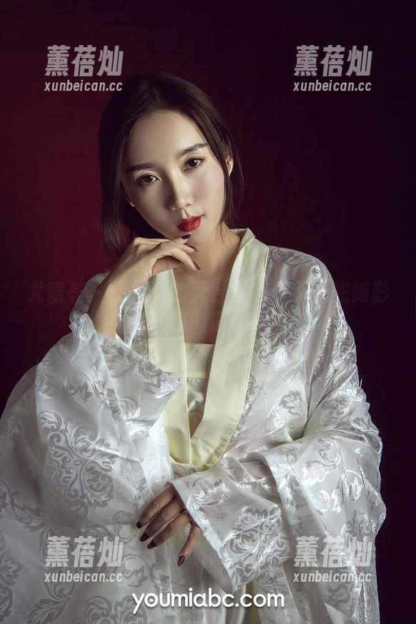 尤蜜荟-张恬恬 尤蜜荟 - 张恬恬的天台漫步:无圣光如影随形,原图记录的点滴