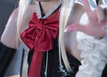 瓦斯塔亚小龙虾最新写真：油亮的姿态，感叹她也有这张砝码！
