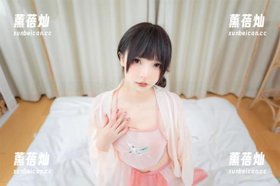 神楽坂真冬 神楽坂真冬最新圣诞COS,捧着咖啡看的时候脑袋有点转不过来。
