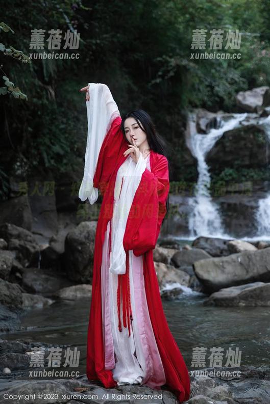 秀人网-抖娘利世 秀人网 - 短裤穿搭,抖娘利世在作品中演绎出别样的闲适风。