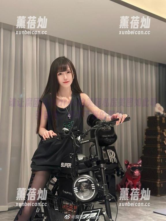 腐团儿Ikaros 谁让腐团儿Ikaros的美腿私房美图如此吸引目光,停不下来的那种。