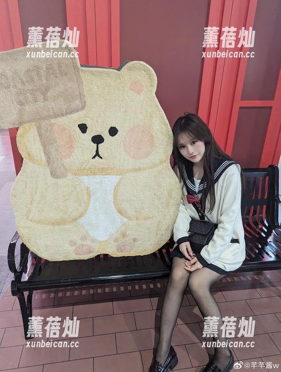芊芊酱w 看!芊芊酱w的写真——裤里丝,果然让人想多了?