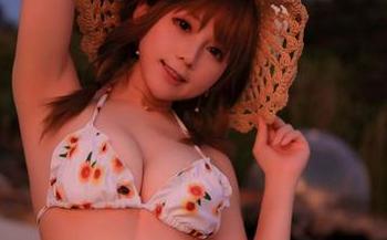抢眼的黑白写真，荒井喵喵的拍摄功力真不错，不过我只想说蜡笔小新里的那个背景太出戏了。