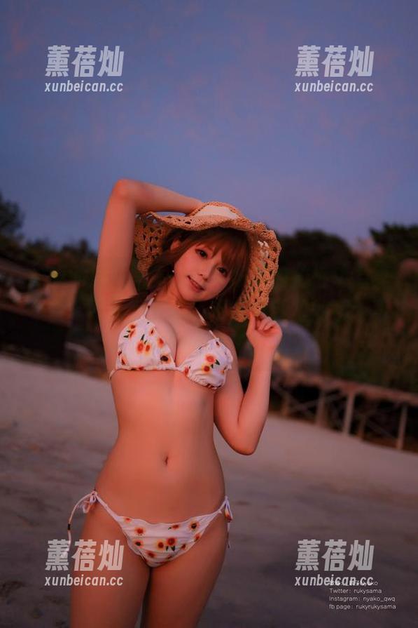 荒井喵喵 抢眼的黑白写真,荒井喵喵的拍摄功力真不错,不过我只想说蜡笔小新里的那个背景太出戏了。