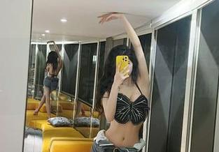 微密圈 – 葛征：带你逛逛我的黑丝网洞袜与超美抹胸装，完全停不下来的分享！