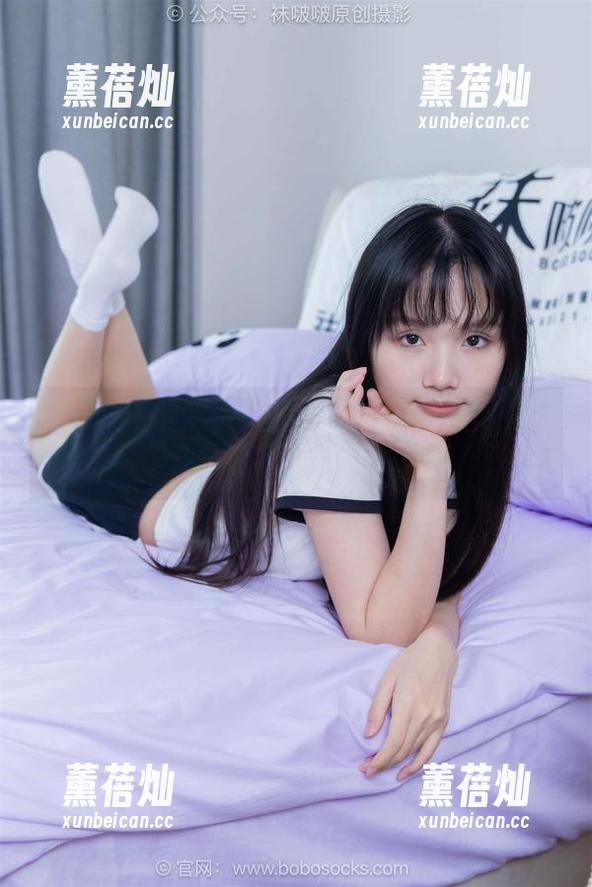 袜啵啵 - 看周周的白棉袜：穿脏之后的原图，竟然有种回归本质的洒脱