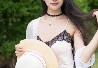 魅妍社 – 今夏，FoxYini孟狐狸的写真图包，貌似少了点什么……哦，对，是风扇！