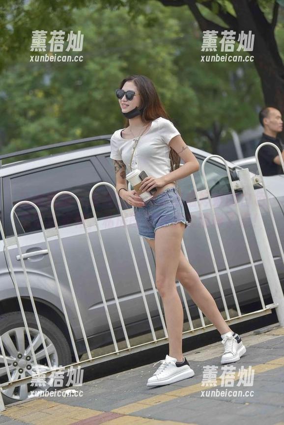 魔镜街拍-婷婷 魔镜街拍 - 在我的脑海里倒播婷婷的白色吊带连衣裙,私房图包好像太精彩了点!