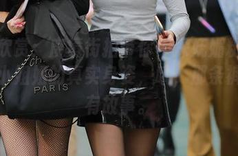 免费欣赏：魔镜街拍带你一探妩媚粉衣瑜伽裤小姐姐的真实身姿，哦，那条裤子真有故事。